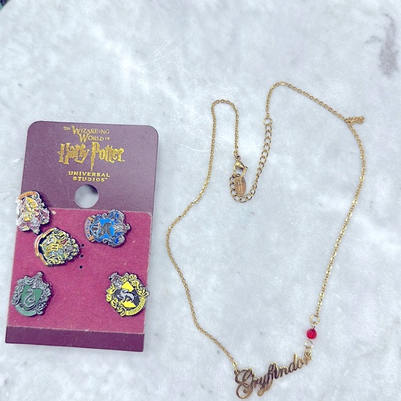 Harry Potter Gryffindor gold plated necklace and pin set - Picture 1 of 4